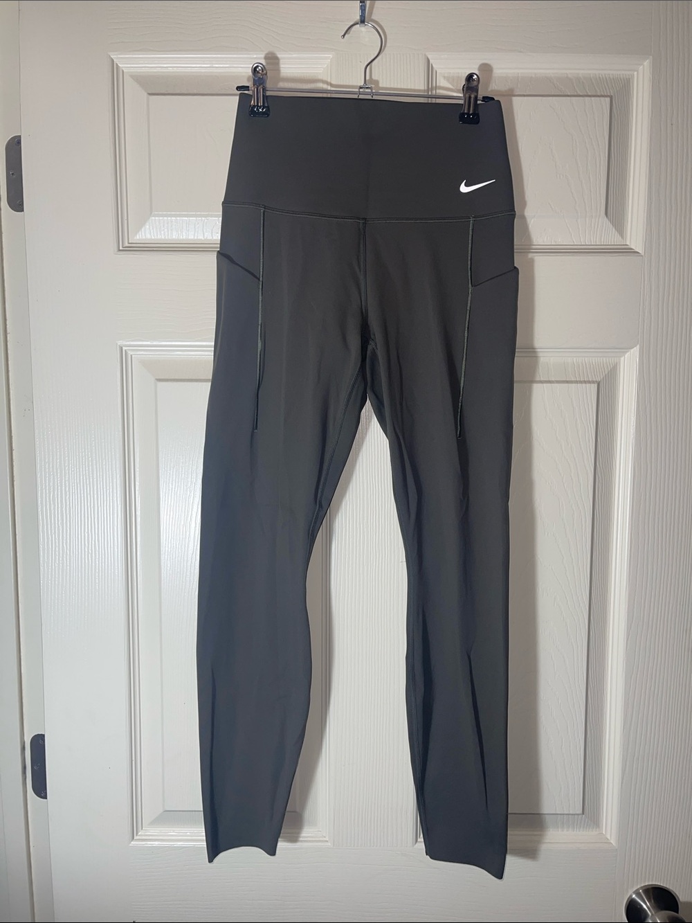 Nike Black High-Waist Leggings with Side Pockets
